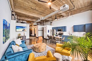 Smart TV, books - Modern Downtown Domicile (Waco)