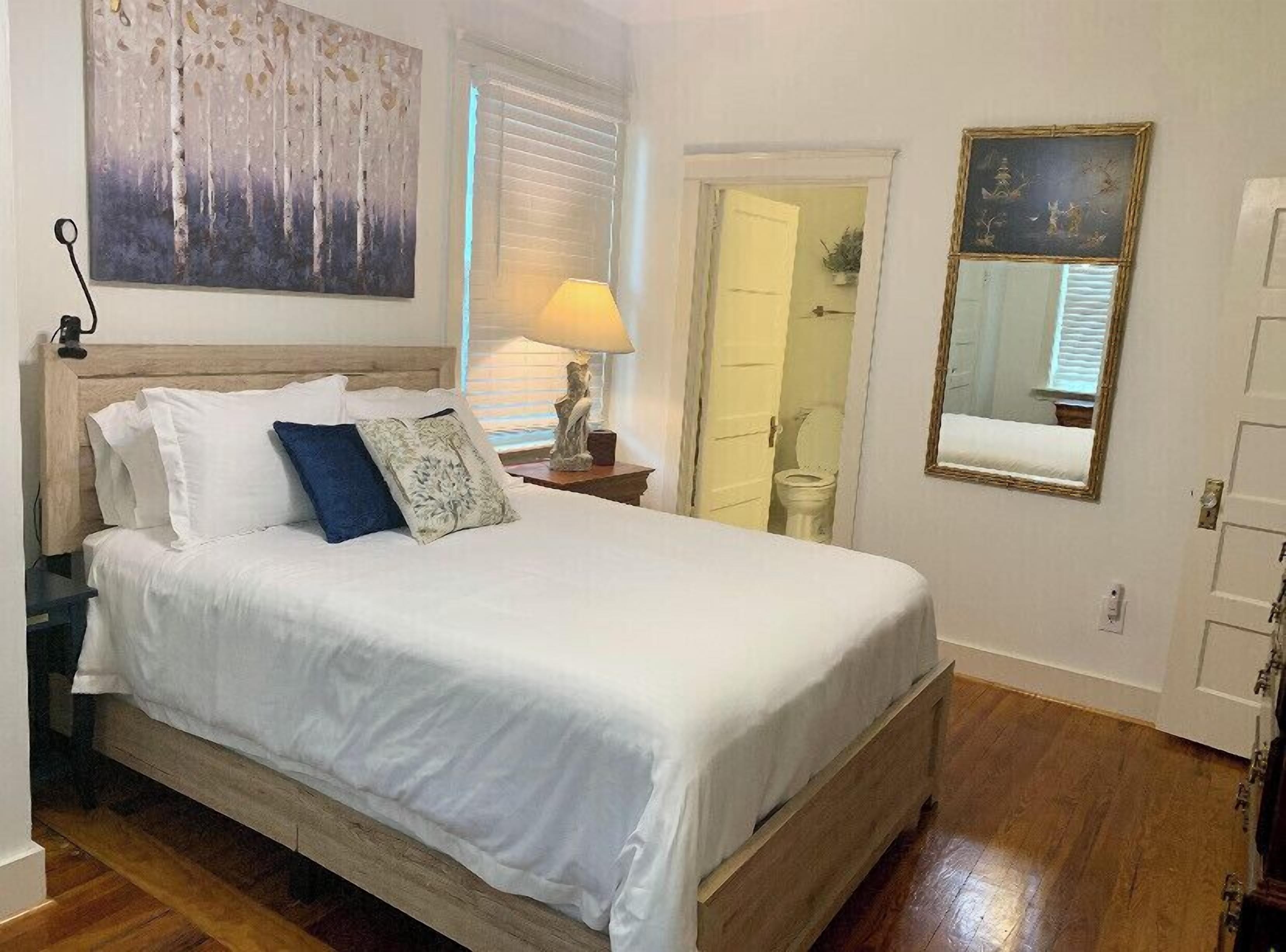 3 bedrooms, desk, iron/ironing board, WiFi (free)