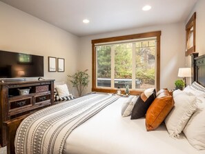 4 bedrooms, desk, internet, bed sheets