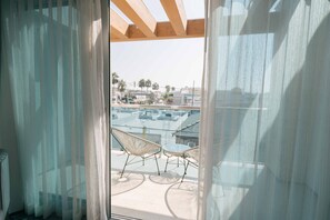 ห้องซูพีเรีย, เตียงคิงไซส์ 1 เตียง | ผ้าปูที่นอน Frette จากอิตาลี, เครื่องนอนระดับพรีเมียม, ผ้านวมขนเป็ด