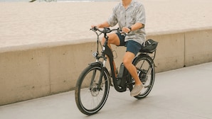 A person riding a stationary bike on a concrete path by the beach. -  H2O Hermosa Beach Hotel (Hermosa Beach)