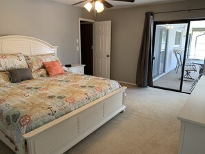 3 chambres, bureau, fer et planche à repasser, lit de bébé portatif