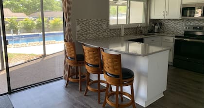 3-bedroom vacation home just 10 minutes from Honeymoon Island - Heated Pool