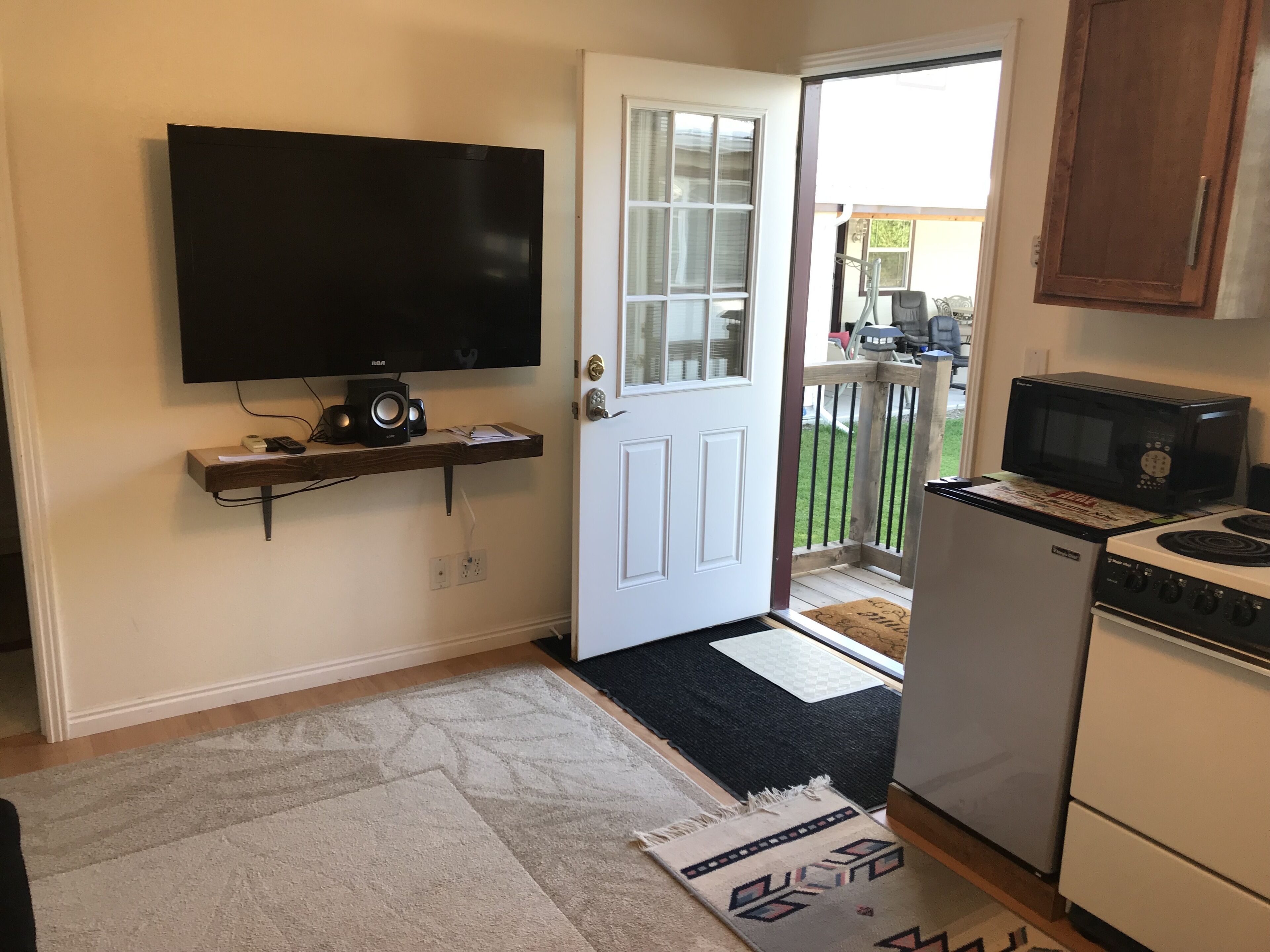 Cozy Cottage House B with Double Carports