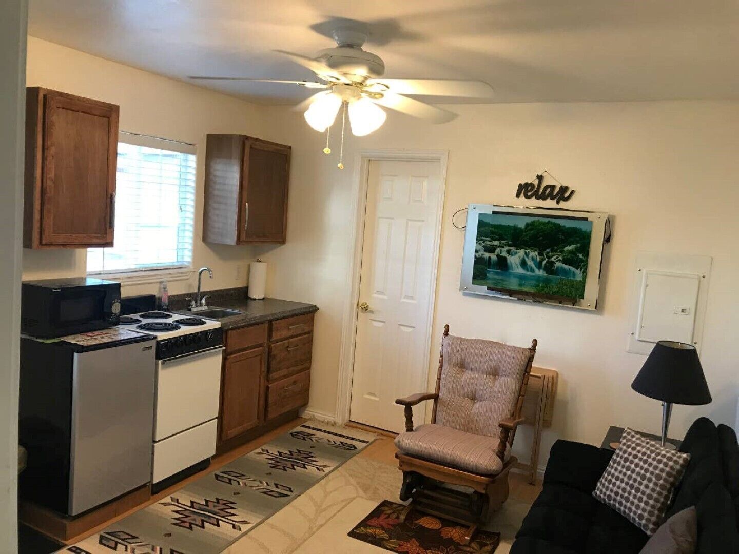 Cozy Cottage House B with Double Carports