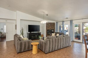 Smart TV, fireplace, stereo - The Luxe House | Resort Style Backyard (Indio)