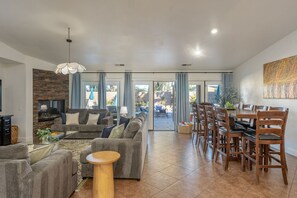 Smart TV, fireplace, stereo - The Luxe House | Resort Style Backyard (Indio)