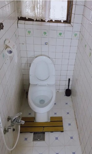 Bathtub, deep-soaking bathtub, hair dryer, heated floors