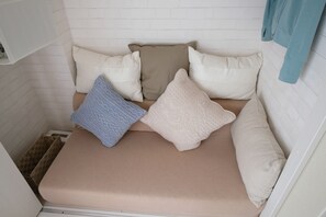 Down comforters, individually decorated, individually furnished, desk - COCO Nakameguro 201 (Tokyo)