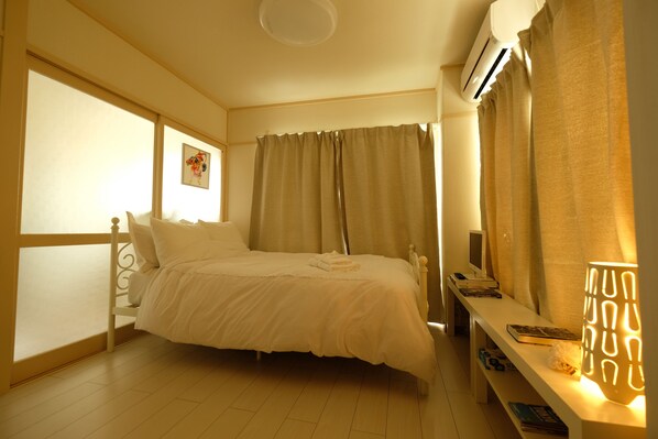 Down comforters, individually decorated, individually furnished, desk - COCO Nakameguro 201 (Tokyo)