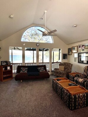 Smart-TV, peis, DVD-spiller og fotballspill