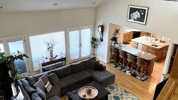 Älytelevisio, takka, DVD-soitin, pöytäjalkapallopöytä