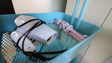 Apartment | Bathroom amenities | Combined shower/tub, free toiletries, hair dryer, slippers