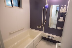 Separate tub and shower, deep soaking tub, free toiletries, hair dryer - COCO Shinjuku (Tokyo)