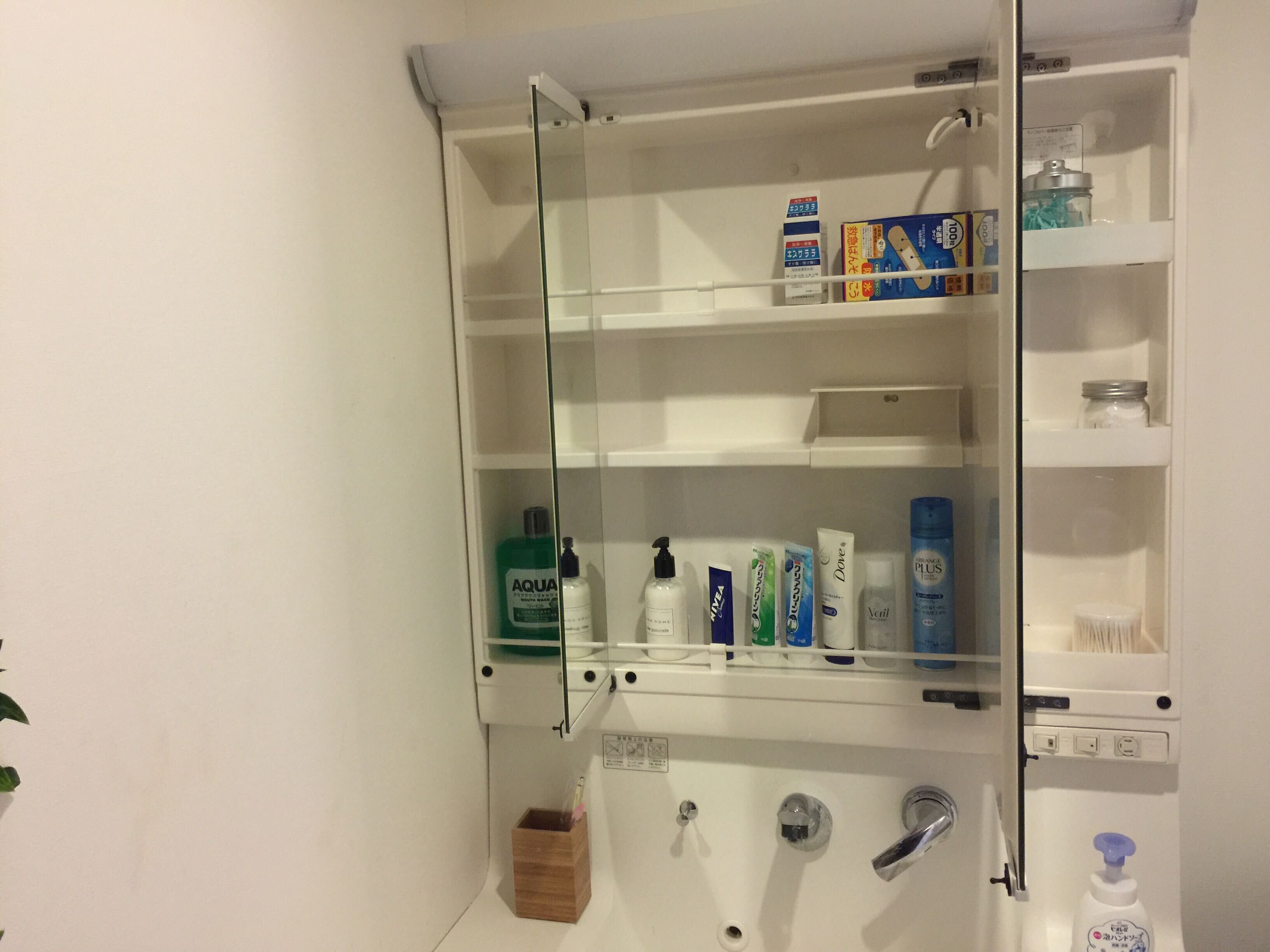 Separate bathtub and shower, deep-soaking bathtub, free toiletries