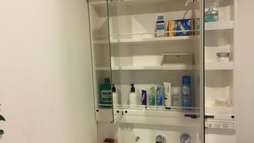 Separate bathtub and shower, deep-soaking bathtub, free toiletries