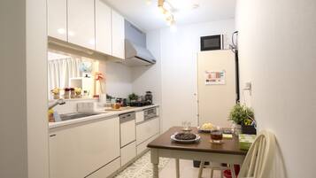 Full-size fridge, microwave, stovetop, dishwasher