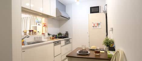Full-size fridge, microwave, stovetop, dishwasher