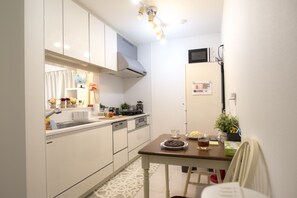 大型冰箱、微波爐、爐台、洗碗機