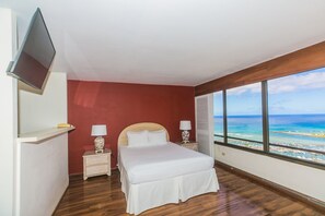 Room - One Bedroom Condos with Lanai near Ala Wai Harbor - Perfect for 2 Guests (Honolulu)