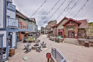 Condo, 2 Bedrooms | Property grounds