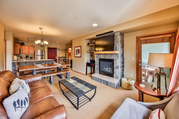 Condo, 2 chambres | Aire de séjour