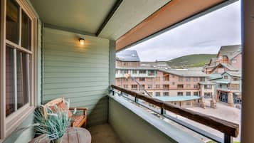 Condo, 2 Bedrooms | Property grounds