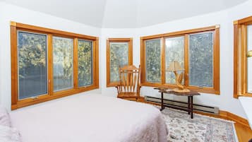 5 bedrooms, iron/ironing board, free WiFi, bed sheets