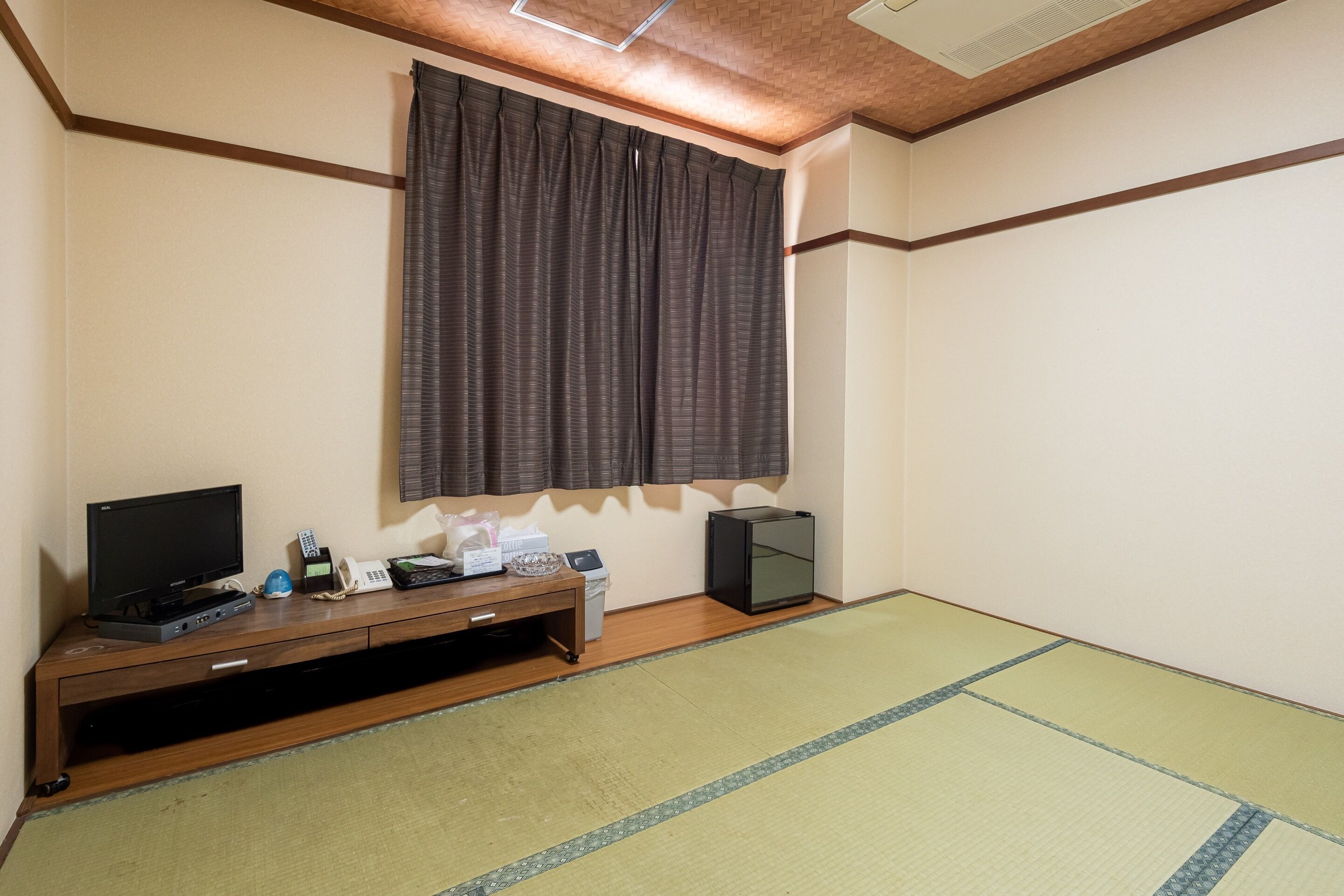 japanese room with shared bathroom - triple, smoking | 1 bedroom, free wifi