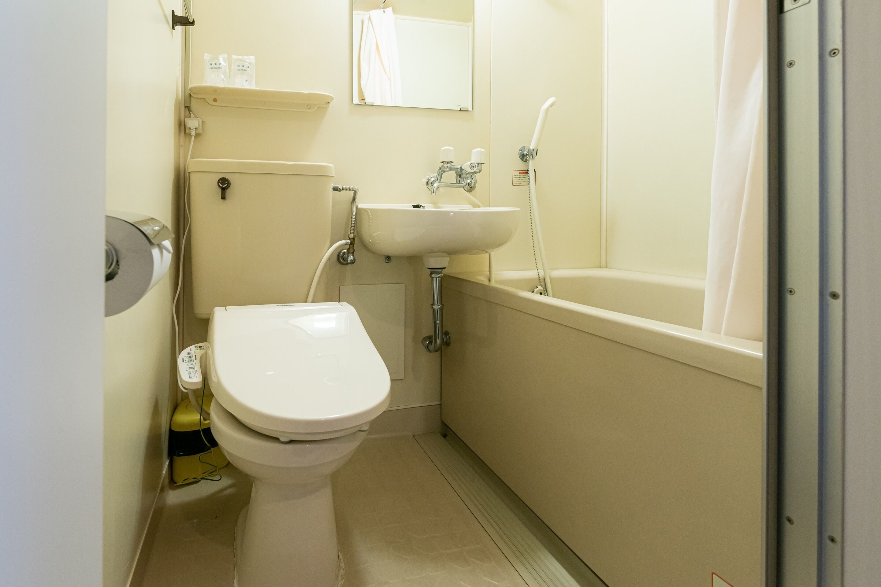 twin room, non smoking | bathroom | free toiletries, slippers, towels