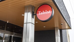 Une entrée d’immeuble avec une enseigne indiquant « Tabist ».