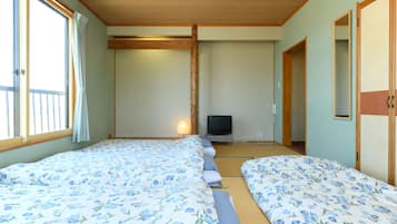 Japanese Style Quintuple Room with Shared Bathroom, Non Smoking | Desk, free WiFi, bed sheets