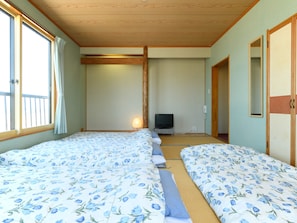 Chambre Tradition, non-fumeurs (JP Style Quintuple, Shared Bathroom) | Bureau, Wi-Fi gratuit, draps fournis
