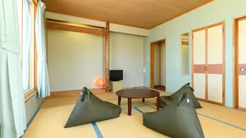 Japanese Style Quintuple Room with Shared Bathroom, Non Smoking | Desk, free WiFi, bed sheets