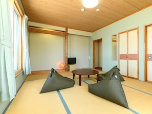 Chambre Tradition, non-fumeurs (JP Style Quintuple, Shared Bathroom) | Bureau, Wi-Fi gratuit, draps fournis
