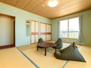 Traditionele kamer, niet-roken (JP Style Quintuple, Shared Bathroom) | Een bureau, gratis wifi, beddengoed