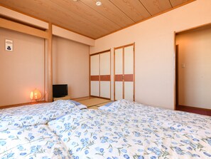 Japanese Style Quadruple Room with Shared Bathroom, Non Smoking | Desk, free WiFi, bed sheets