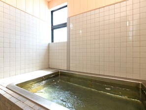 Een bad/douchecombinatie, gratis toiletartikelen, pantoffels, handdoeken