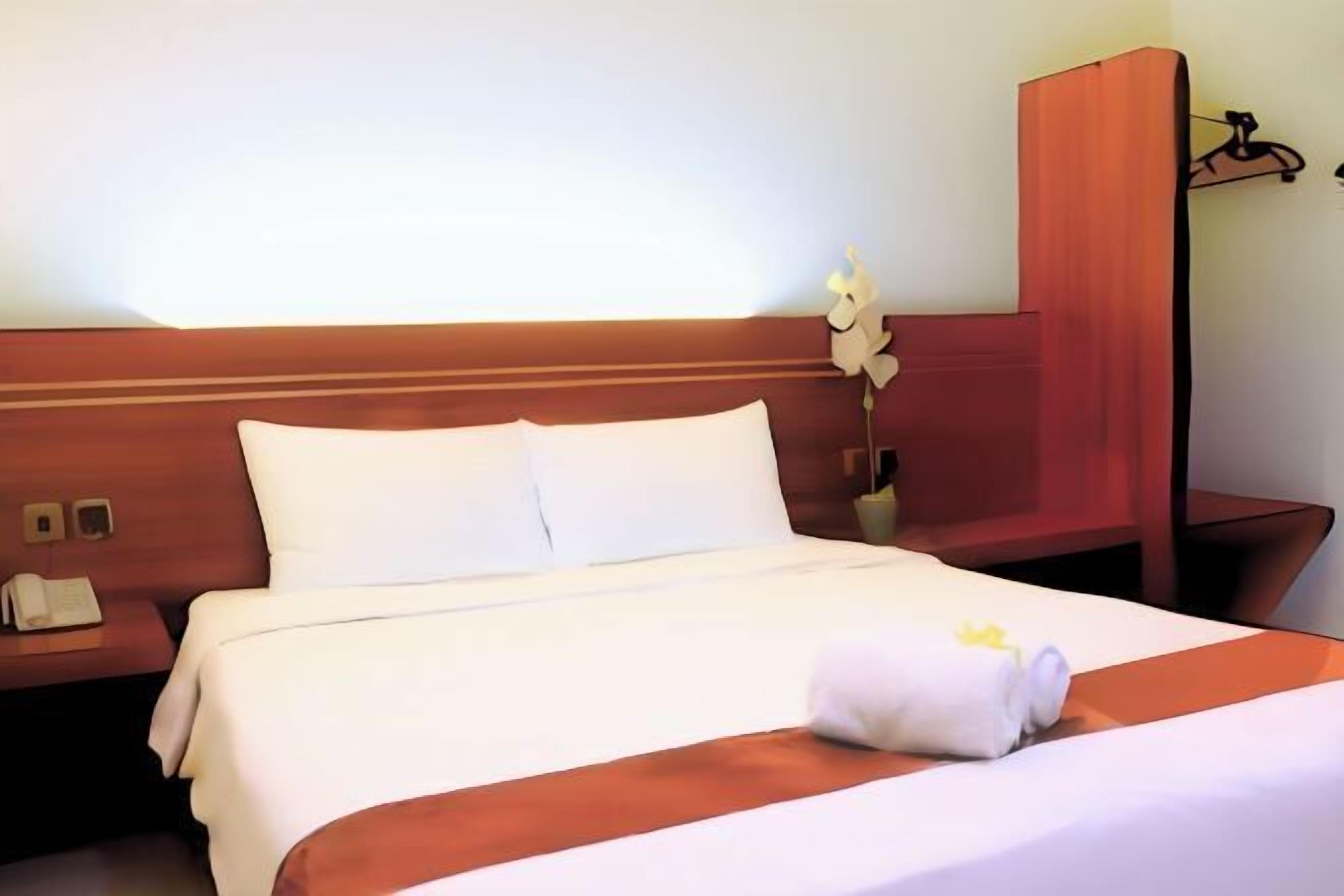 Desk, free WiFi, bed sheets