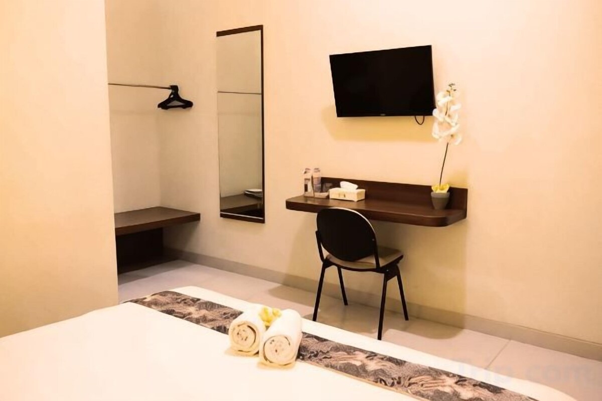 Desk, WiFi (free), bed sheets