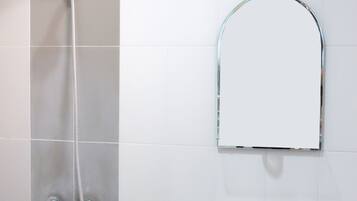 Douche, serviettes fournies, savon, papier toilette
