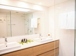 Een douche, een haardroger, handdoeken