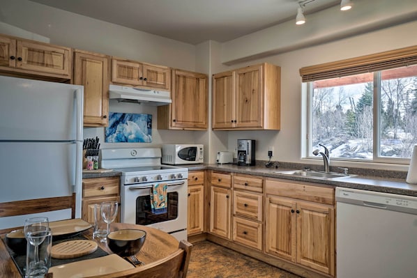 Fridge, stovetop, dishwasher, cookware/dishes/utensils