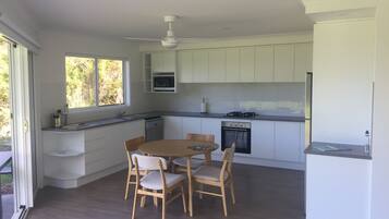 Kühlschrank, Mikrowelle, Ofen, Geschirrspüler