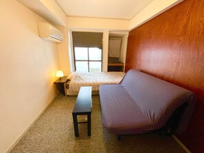 1 habitación, tabla de planchar con plancha, wifi gratis y ropa de cama