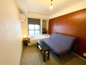 1 habitación, tabla de planchar con plancha, wifi gratis y ropa de cama