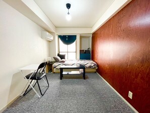 1 habitación, tabla de planchar con plancha, wifi gratis y ropa de cama
