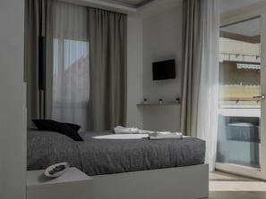 Premium bedding, down duvets, desk, blackout curtains