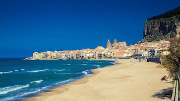 Una spiaggia nelle vicinanze, sabbia bianca