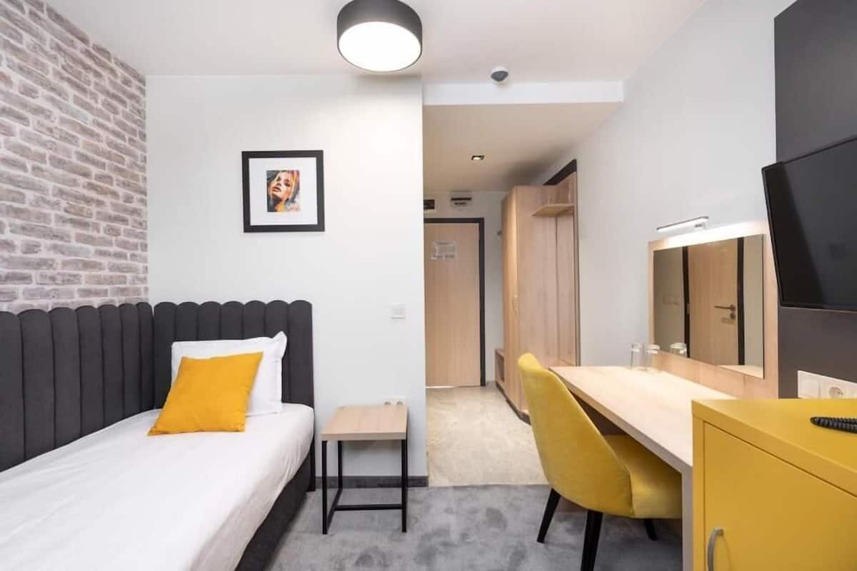 minibar, desk, soundproofing, iron/ironing board